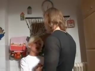 Súper rubia alemana abuelita golpeado en cocina