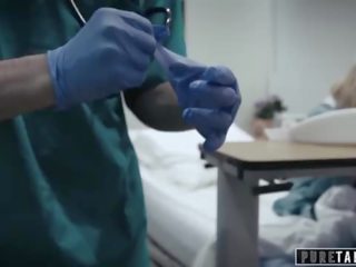 Puro tabú pervertido healer da adolescente paciente vagina examen