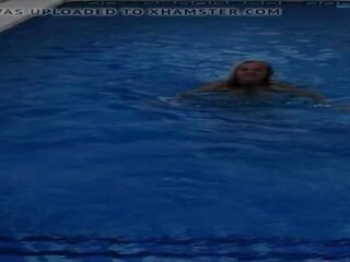 Beguiling товстушка матуся в в плавальний басейн
